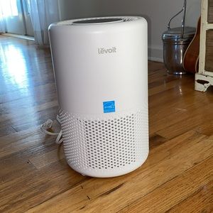LEVOIT air purifier / white cream